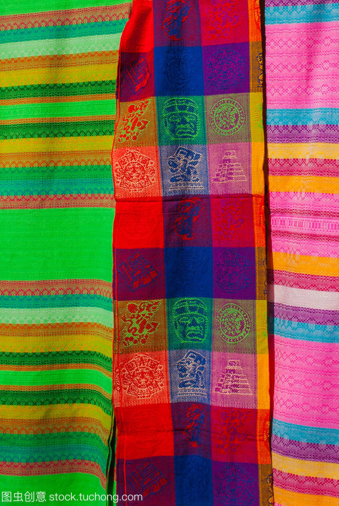 市场上的纪念品。多色衣服。墨西哥的民族服饰。多彩多姿的纺织品代表为拉丁美洲文化。鲜艳多彩的披肩